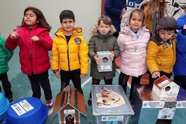 ATAŞEHİR BİL KOLEJİ ÖĞRENCİLERİ CAN DOSTLARINA SICAK YUVA YAPTILAR