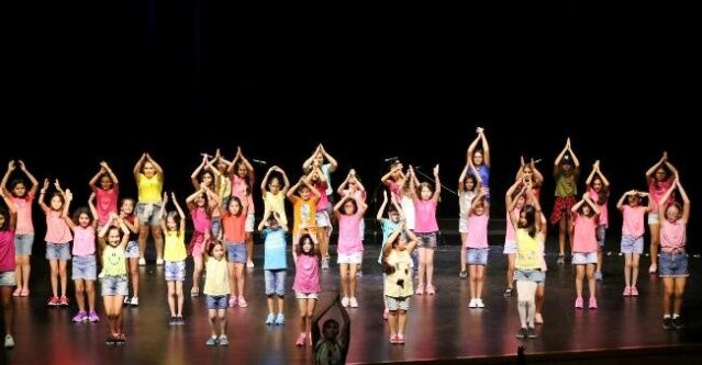 ATAŞEHİR’DE BİNLERCE ÇOCUK SANAT VE SPOR OKULLARINA KATILDI