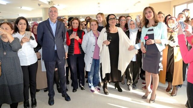 Kadınlar Gününde Kadınlara Battal, Gamze Akkuş İlgezdi, Türkan Şoray Sürprizi