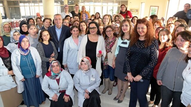 Kadınlar Gününde Kadınlara Battal, Gamze Akkuş İlgezdi, Türkan Şoray Sürprizi