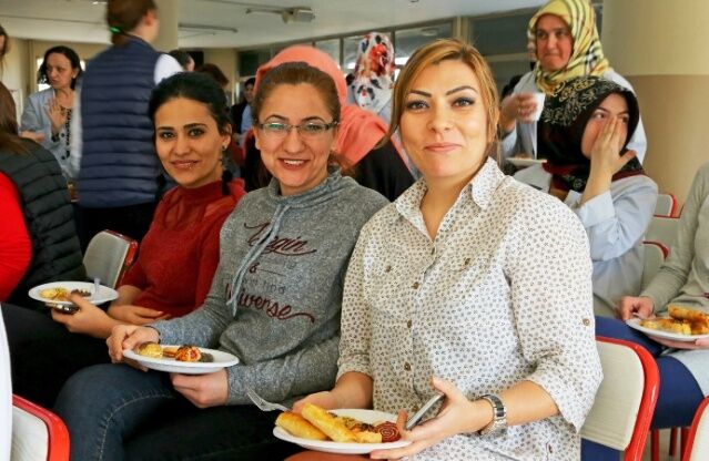 Kadınlar Gününde Kadınlara Battal, Gamze Akkuş İlgezdi, Türkan Şoray Sürprizi