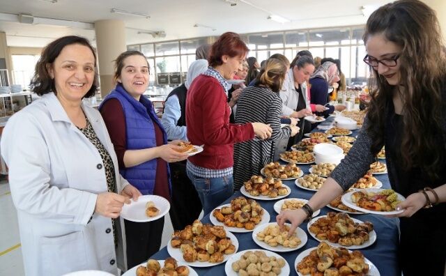 Kadınlar Gününde Kadınlara Battal, Gamze Akkuş İlgezdi, Türkan Şoray Sürprizi