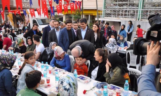 İBB Başkanı, Uysal Ataşehirlilerle Sokak İftarında Buluştu