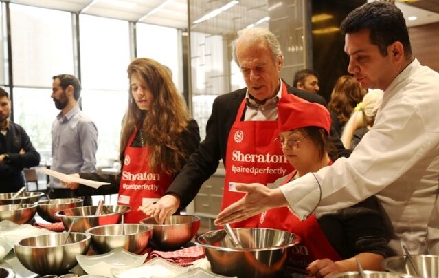 MUSTAFA DENİZLİ VE KIZI LAL DENİZLİ DOWN ŞEFLER’LE PASTA YAPTI