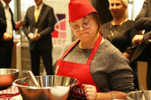 MUSTAFA DENİZLİ VE KIZI LAL DENİZLİ DOWN ŞEFLER’LE PASTA YAPTI