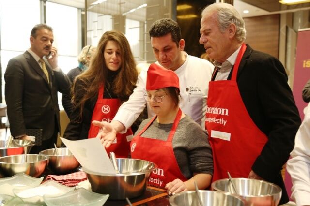 MUSTAFA DENİZLİ VE KIZI LAL DENİZLİ DOWN ŞEFLER’LE PASTA YAPTI