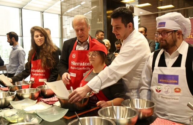 MUSTAFA DENİZLİ VE KIZI LAL DENİZLİ DOWN ŞEFLER’LE PASTA YAPTI