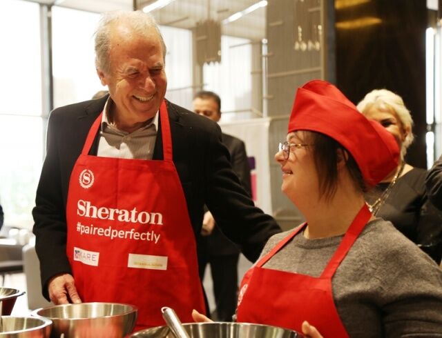 MUSTAFA DENİZLİ VE KIZI LAL DENİZLİ DOWN ŞEFLER’LE PASTA YAPTI