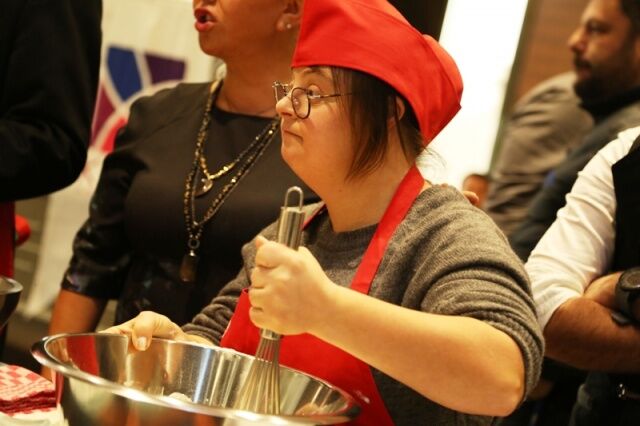 MUSTAFA DENİZLİ VE KIZI LAL DENİZLİ DOWN ŞEFLER’LE PASTA YAPTI