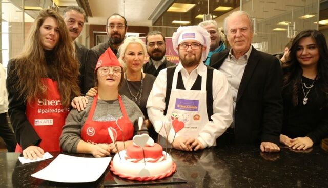 MUSTAFA DENİZLİ VE KIZI LAL DENİZLİ DOWN ŞEFLER’LE PASTA YAPTI