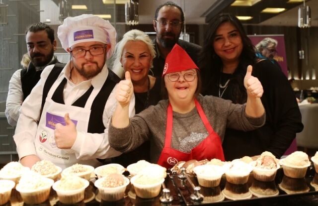 MUSTAFA DENİZLİ VE KIZI LAL DENİZLİ DOWN ŞEFLER’LE PASTA YAPTI