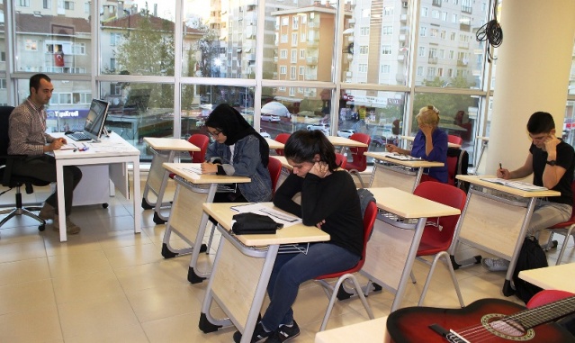 Ataşehir Neşet Ertaş Kültür Evi, Merkezi