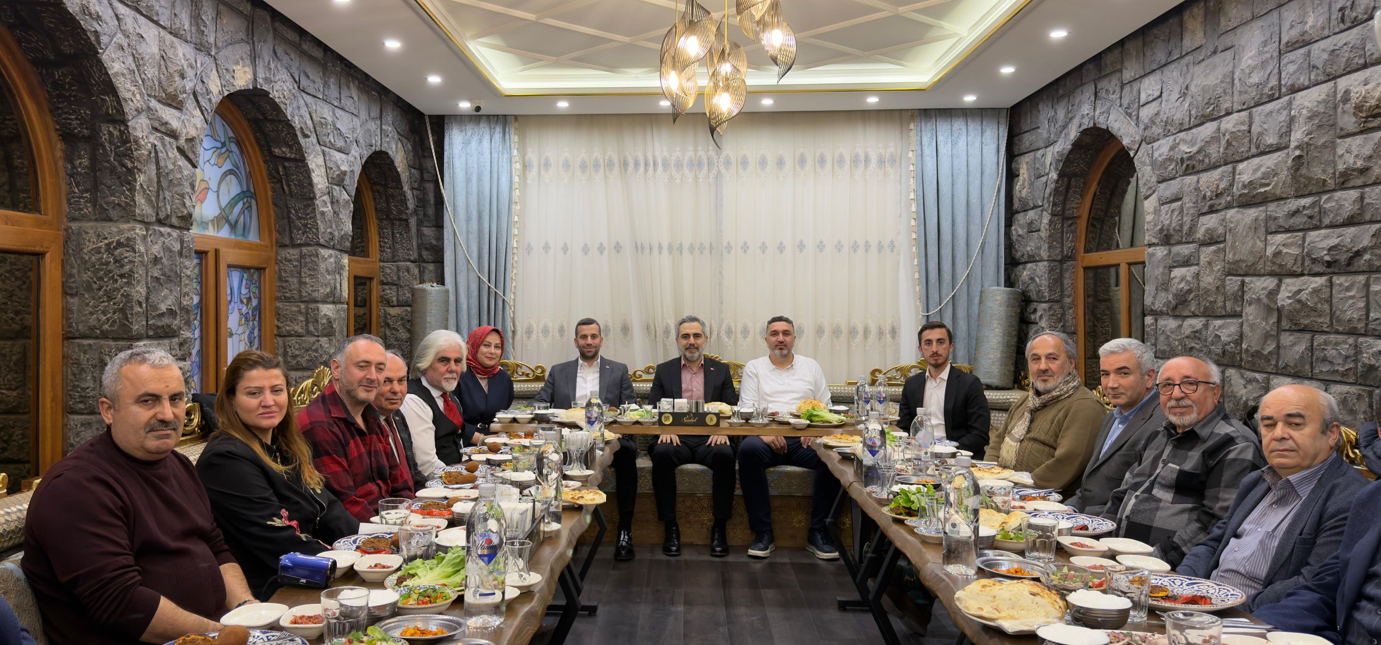 Ak Parti Ataşehir İlçe Başkanlığı Basın Mensuplarıyla İftarda Buluştu (3)