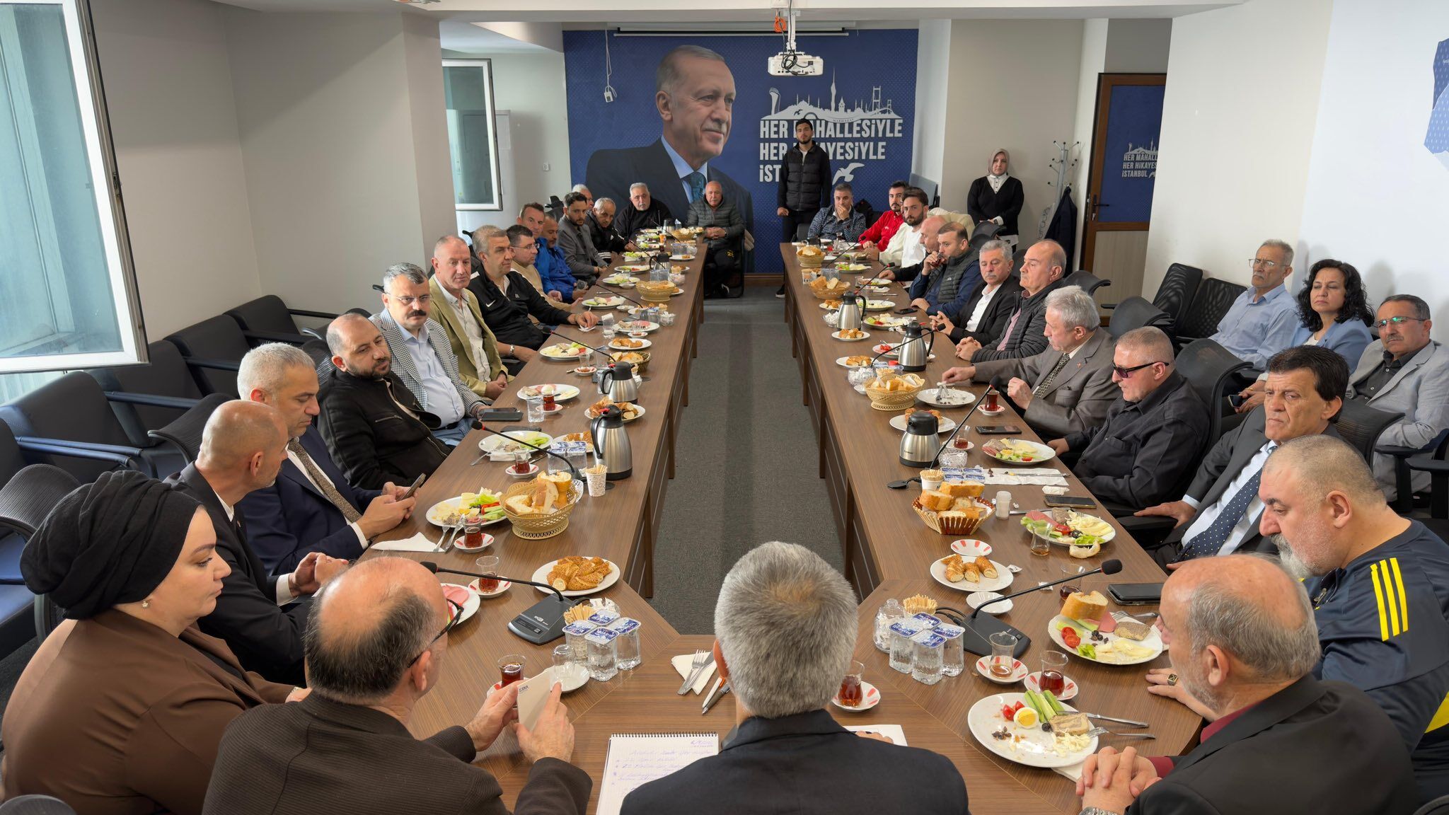 Ak Parti Ataşehir İlçe Başkanı Burak Çifci, Ilçedeki Amatör Spor Kulüplerinin Başkanlarını Ağırladı.-1