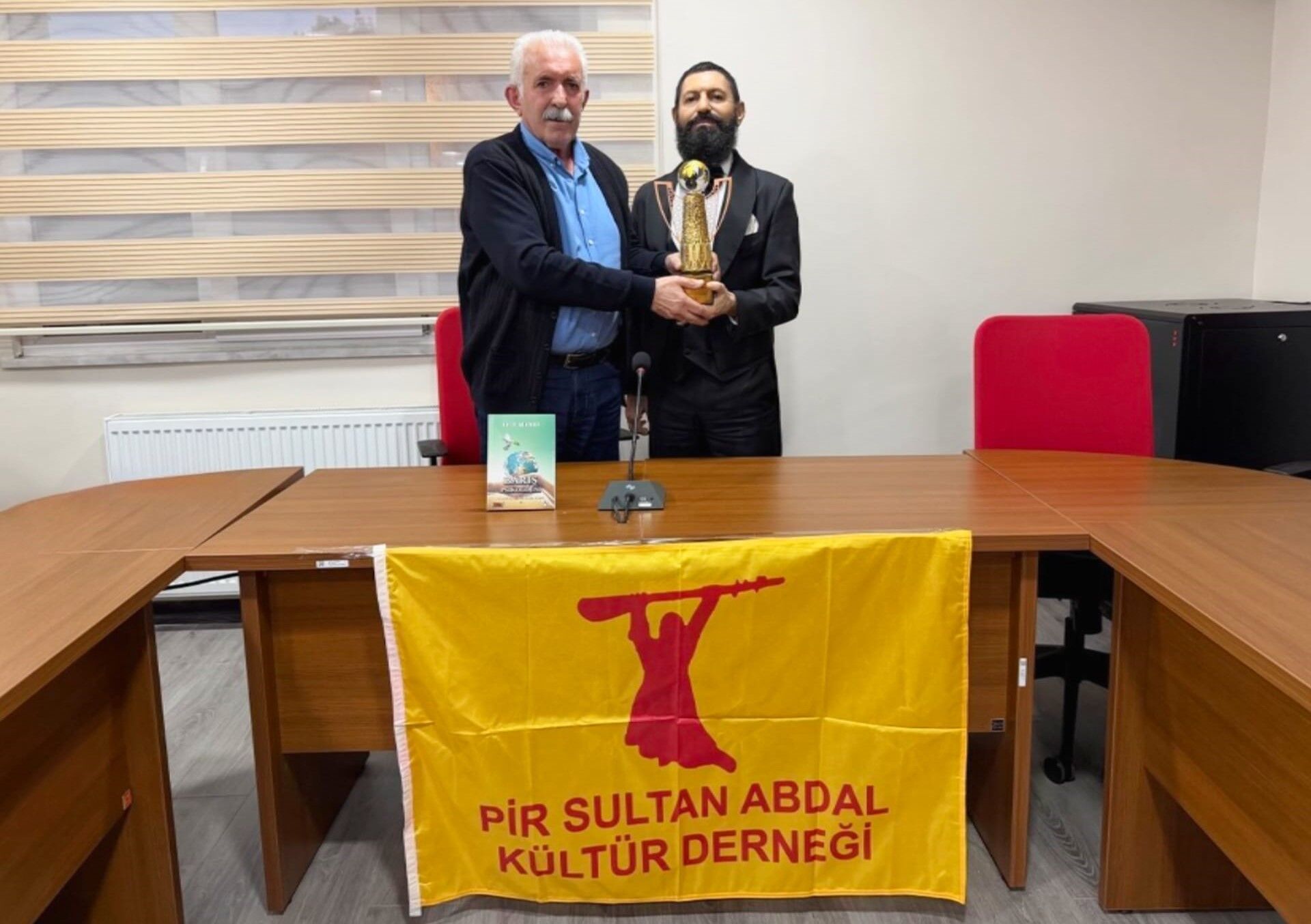 Dünyaca Ünlü Yazar Akif Manaf, Insanlığın Ortak Geleceğine Yönelik Yürüttüğü Aktif Barış Çalışmaları Nedeniyle Pir Sultan Abdal Kültür Derneği Eyüp Şubesi Tarafından Eşitlik Ve Barış Ödülü’ne Layık Görüldü.