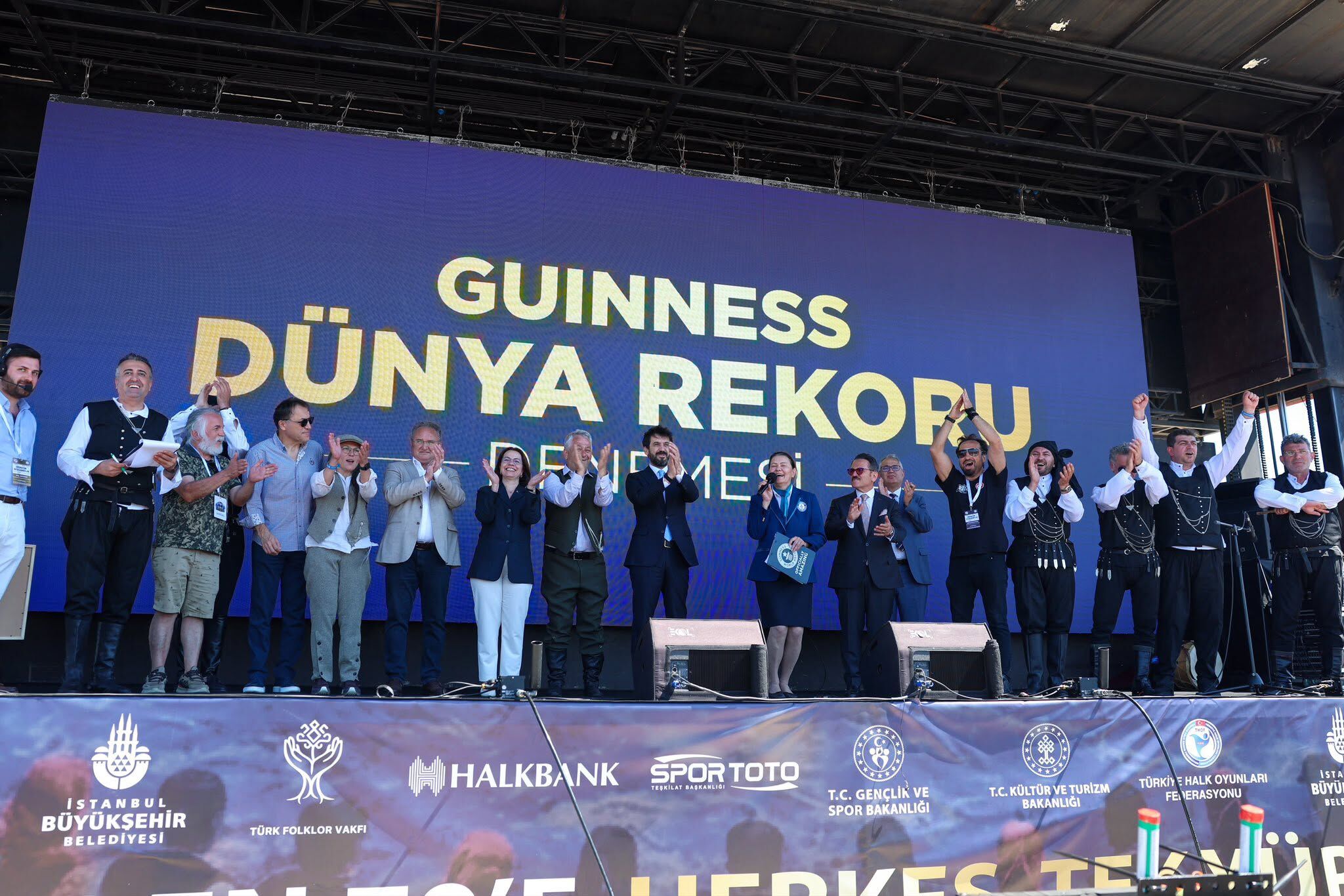 Maltepe’de 5 Bin Kişi Horon Oynayarak Guinness Rekorlar Kitabı'na Girdi (3)
