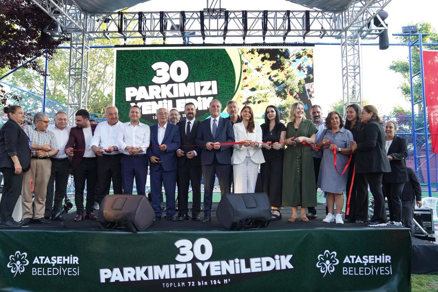 Ataşehi̇r’de Yeni̇lenen 30 Parkin Açilişi Yapildi.5