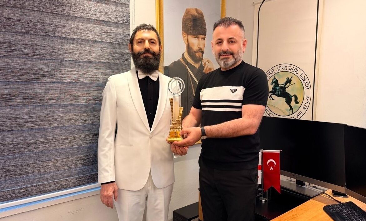 Akif Manaf Sanat Ve Barış Ödülü Ile Onurlandırıldı