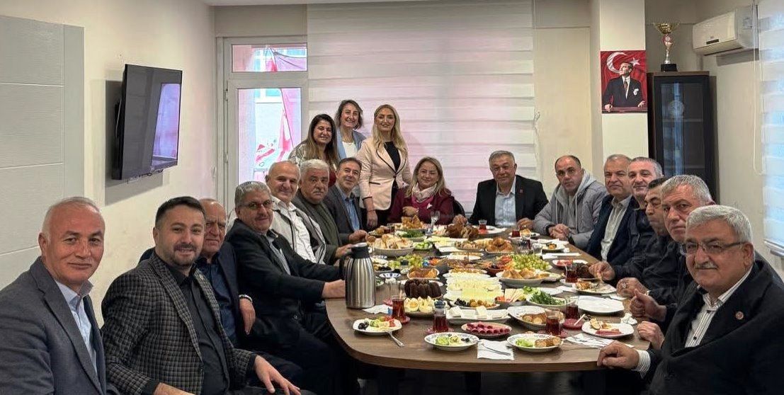 Cumhuriyet Halk Partisi Ataşehir İlçe Başkanlığı 19 Ekim Muhtarlar Günü Vesilesiyle Muhtarlarla Kahvaltıda Buluştu. (2)