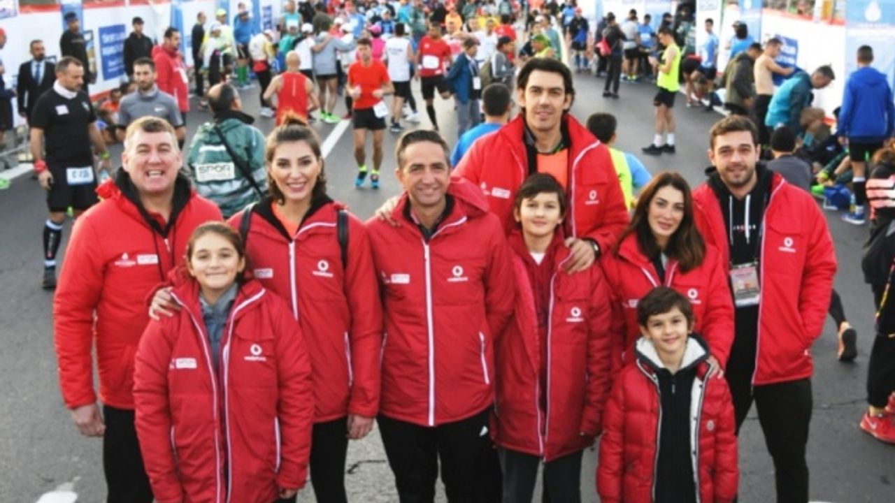 VODAFONE İSTANBUL MARATONU’NA ÜNLÜ AKINI