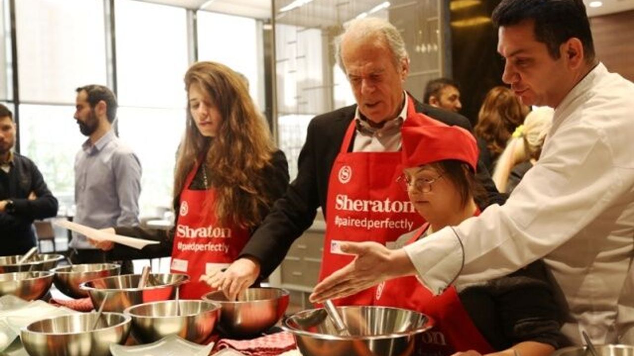 MUSTAFA DENİZLİ VE KIZI LAL DENİZLİ DOWN ŞEFLER’LE PASTA YAPTI