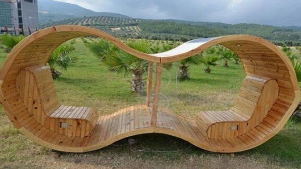 Kamelya görevi yapan güneş enerjili şarj istasyonu kuruldu