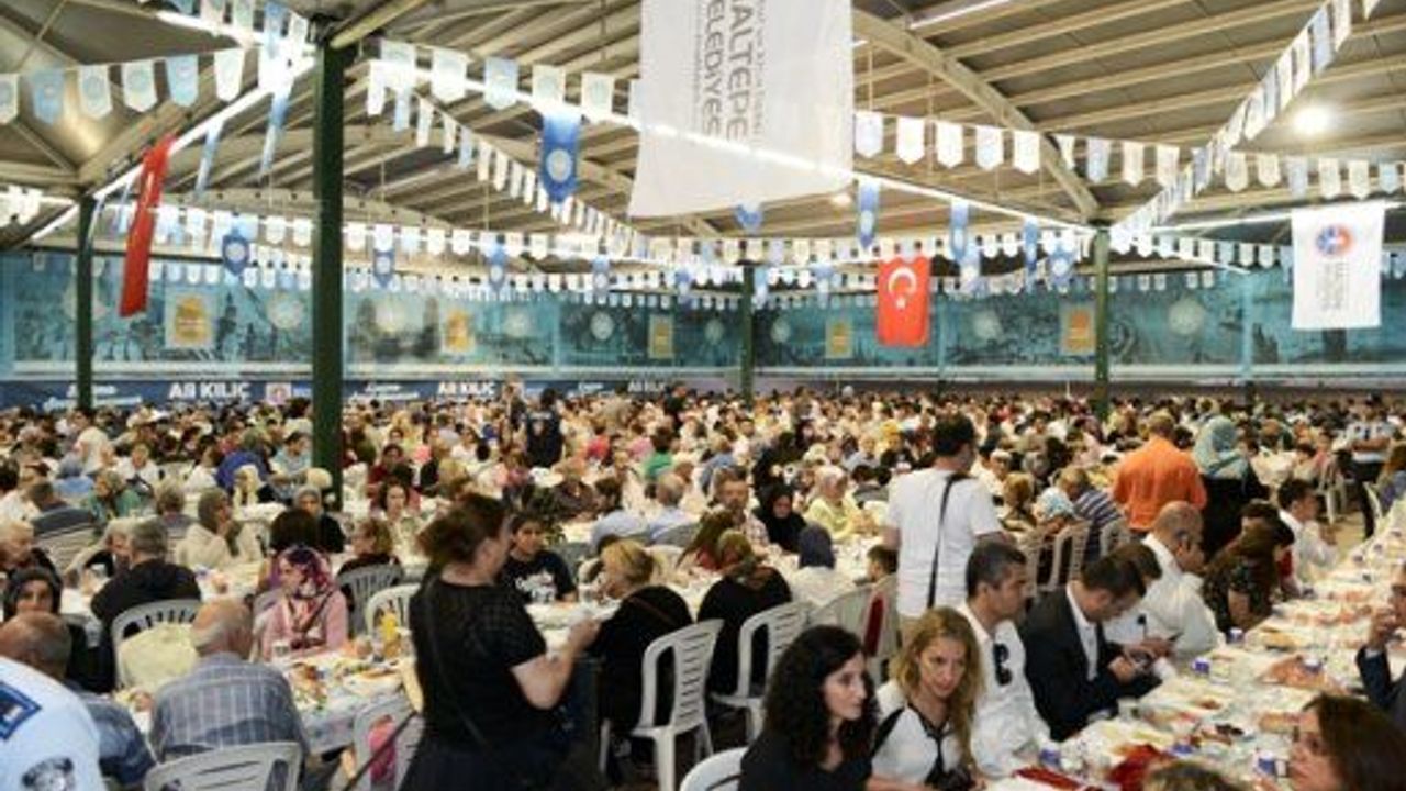Maltepe'de “Sevgi Sofraları”nda iftar keyfi