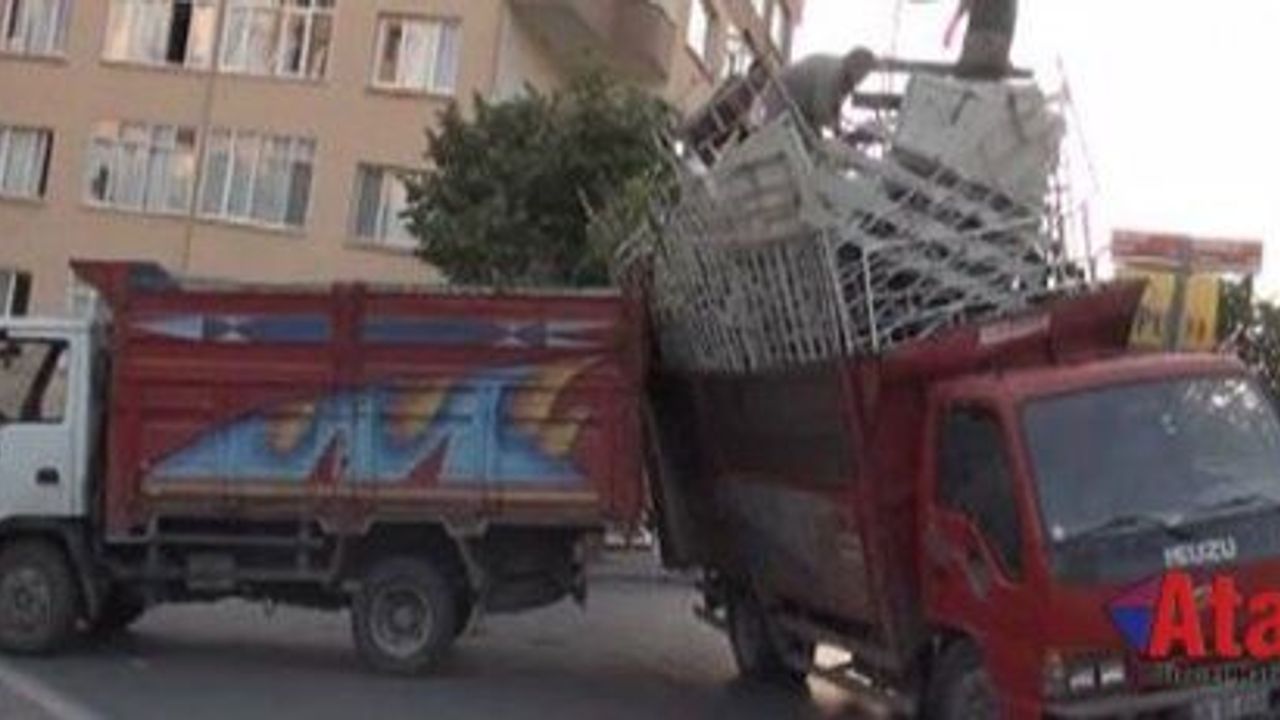 Ataşehir'de Virajı alamayınca yan yattı.