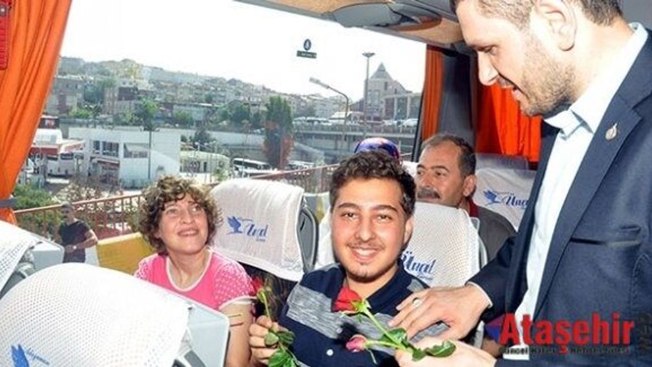 Alperen Ocakları doğuya giden yolculara gül dağıttı