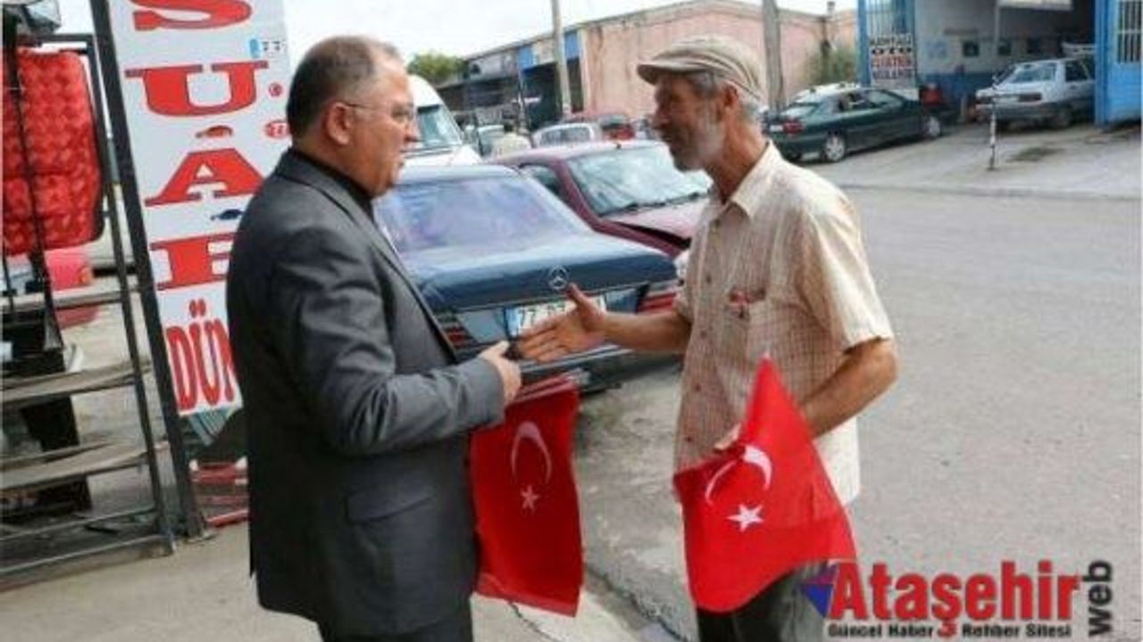 Yalova Belediye Başkanı Vefa Salman, Türk Bayrağı dağıttı