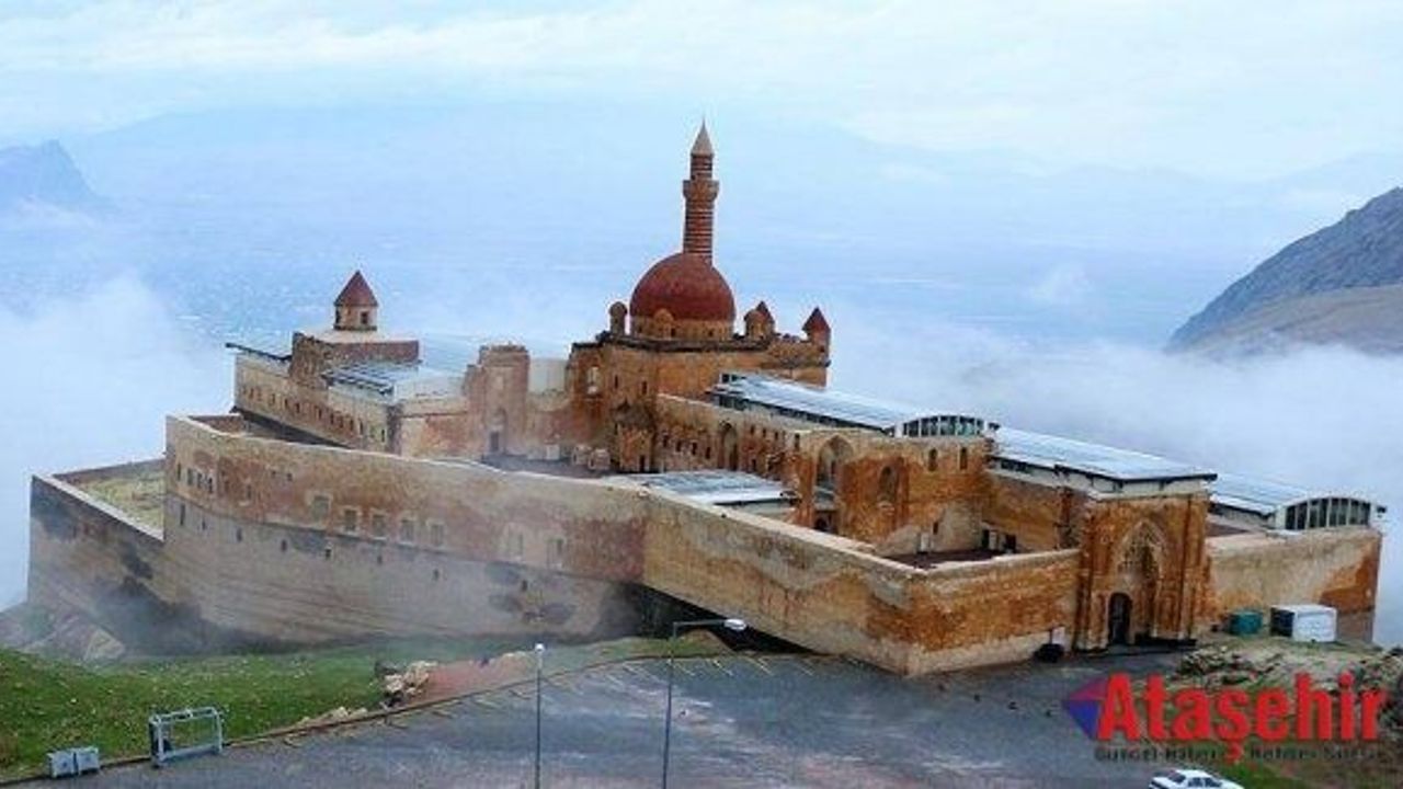 İshak Paşa Sarayı Camisi 100 Yıl Sonra İbadete Açıldı