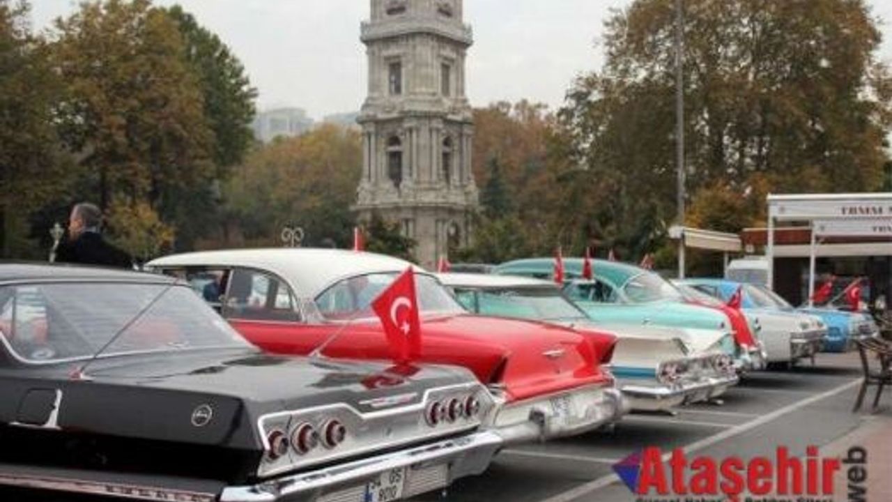 KLASİK OTOMOBİLLERDEN DOLMABAHÇE’DE ATATÜRK MASKELİ ANMA