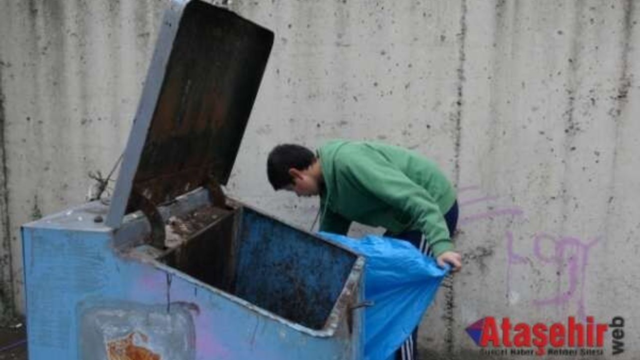 Ataşehirli Ali Okul Harçlığınıı Çöpten Çıkartıyor