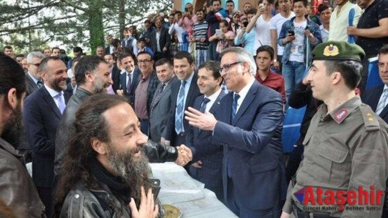 Diriliş Ertuğrul oyuncuları 'Turgut Alp'in kabrini ziyaret etti