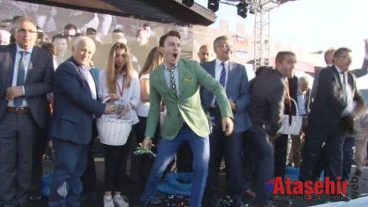 Tıp Festivalinde Gökten Mesir Macunu Yağdı