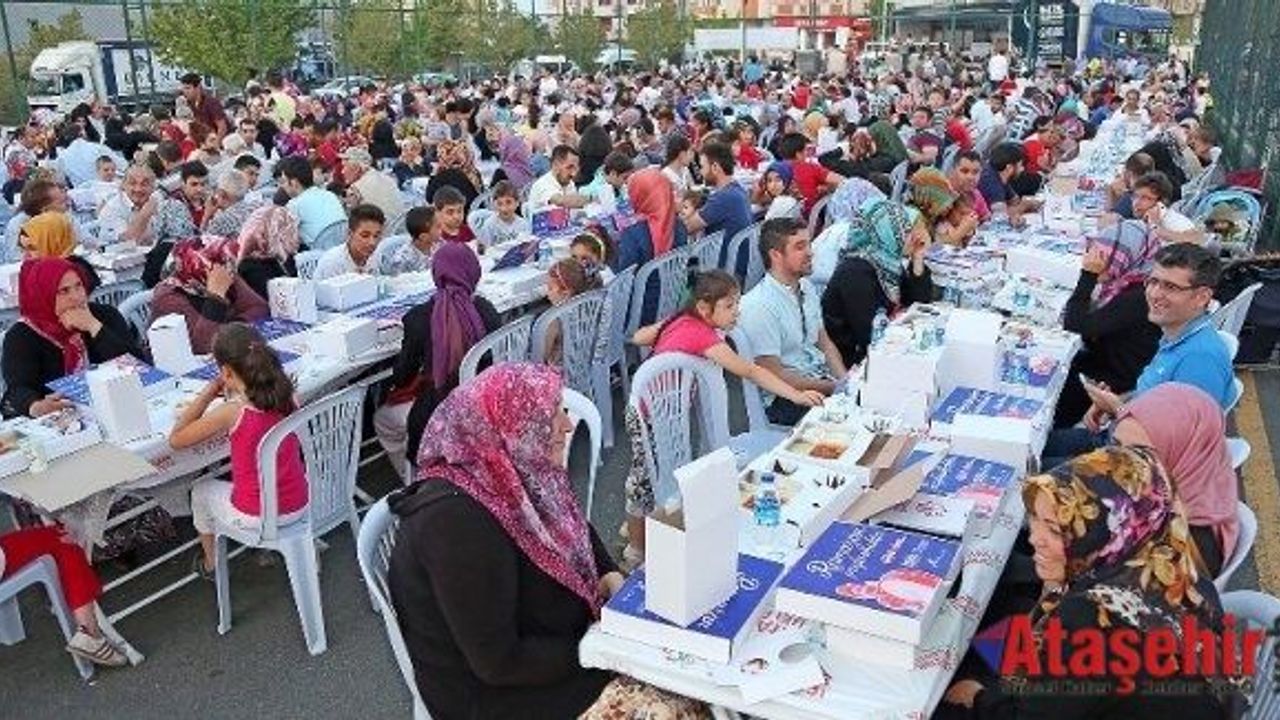 Ataşehir'de  İftar sofraları Ferhatpaşa Mahallesi’nde kuruldu