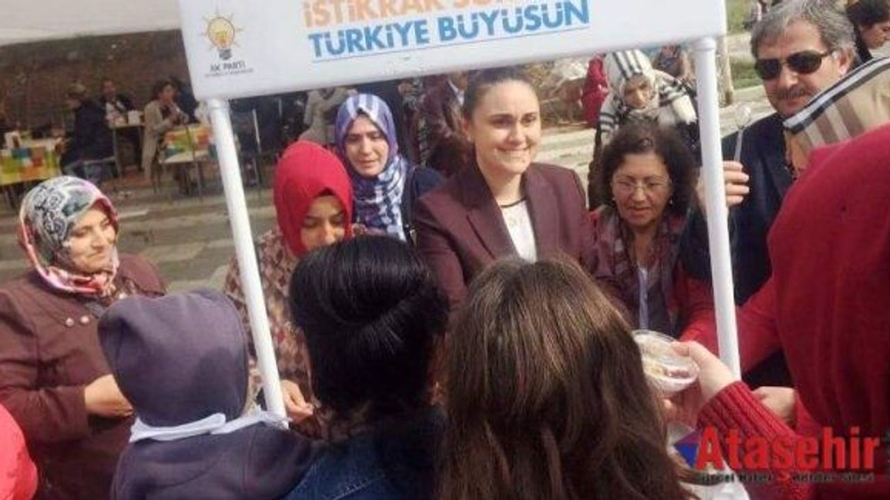 Ak Parti Ataşehir İlçe Kadın Kolları Başkanlığı Aşure Dağıttı