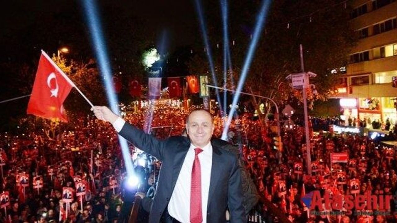 KADIKÖY'DE YÜZ BİNLER CUMHURİYET VE ÖZGÜRLÜK İÇİN YÜRÜDÜ