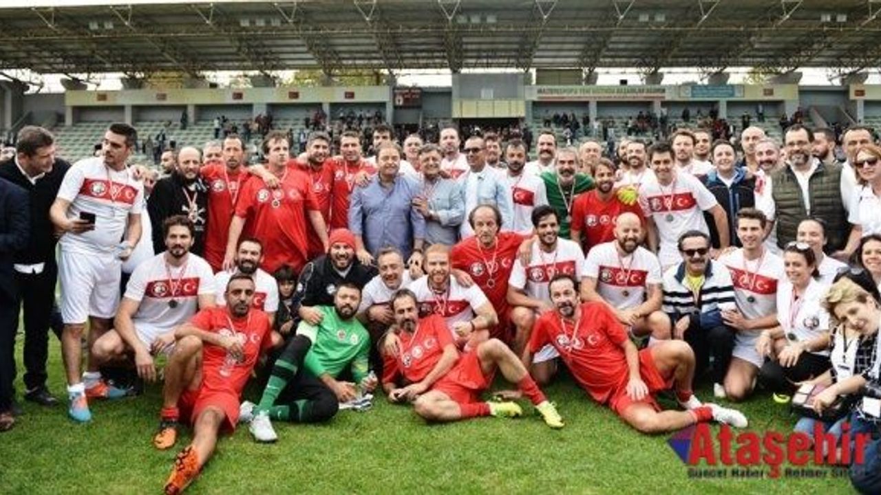 Ünlü isimler lösemili çocuklar için sahaya çıktı