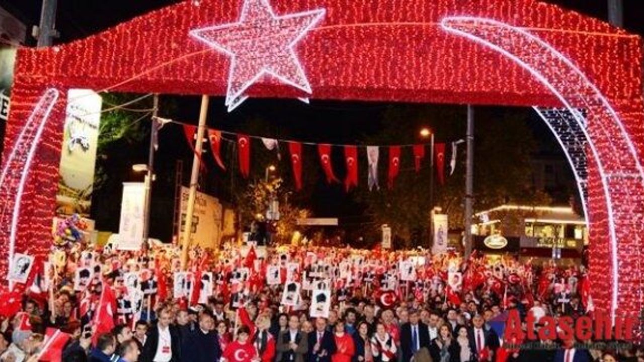 KADIKÖY'DE YÜZ BİNLER CUMHURİYET İÇİN YÜRÜDÜ