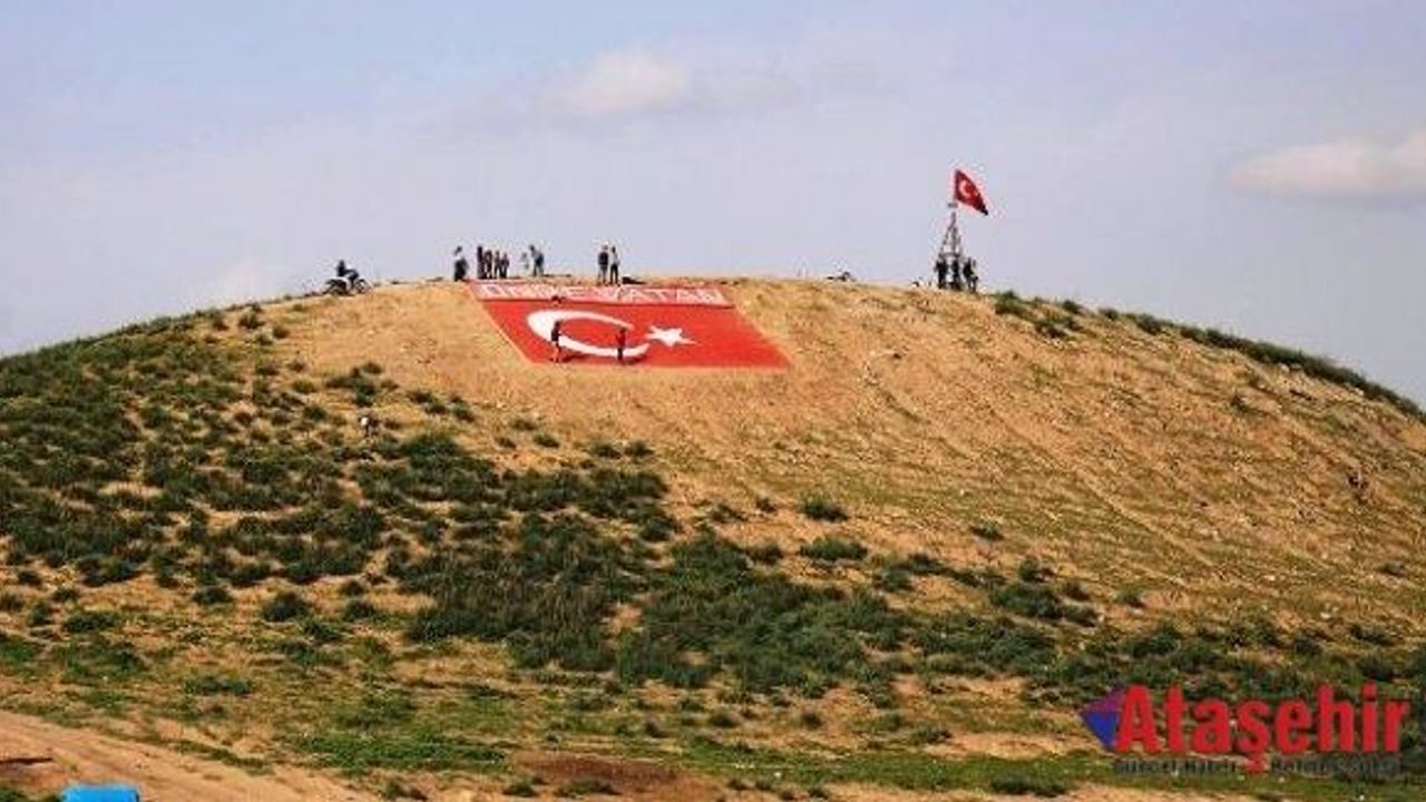 Hataylı çobanın yaptığı "dev bayrağa" ziyaretçi akını