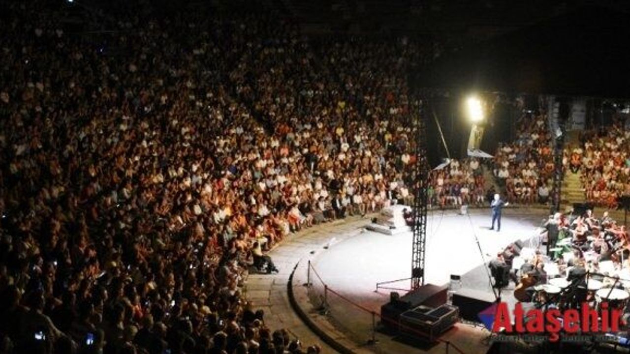 ZÜLFÜ LİVANELİ SEVGİSİ ANTİK TİYATRO’YA SIĞMADI