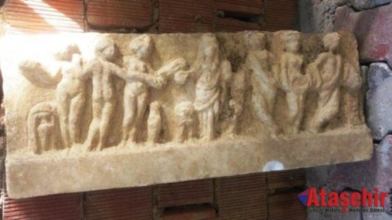 Ataşehir'de Evinin bahçesinde tarihi eser buldu