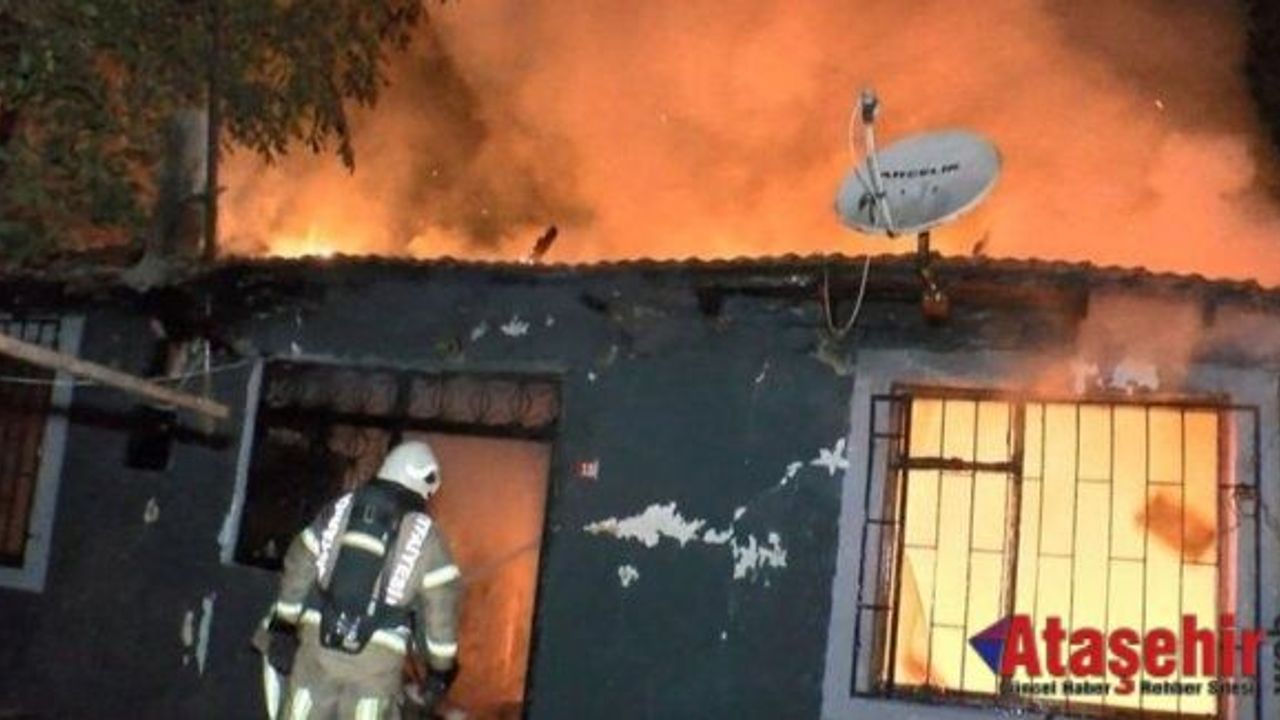 Ataşehir'de bir gecekondu alev alev yandı.