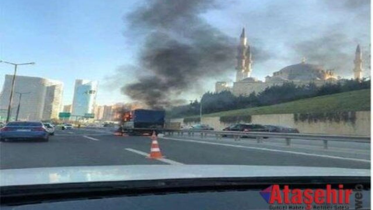 Ataşehir TEM'de kamyonet alev alev yandı