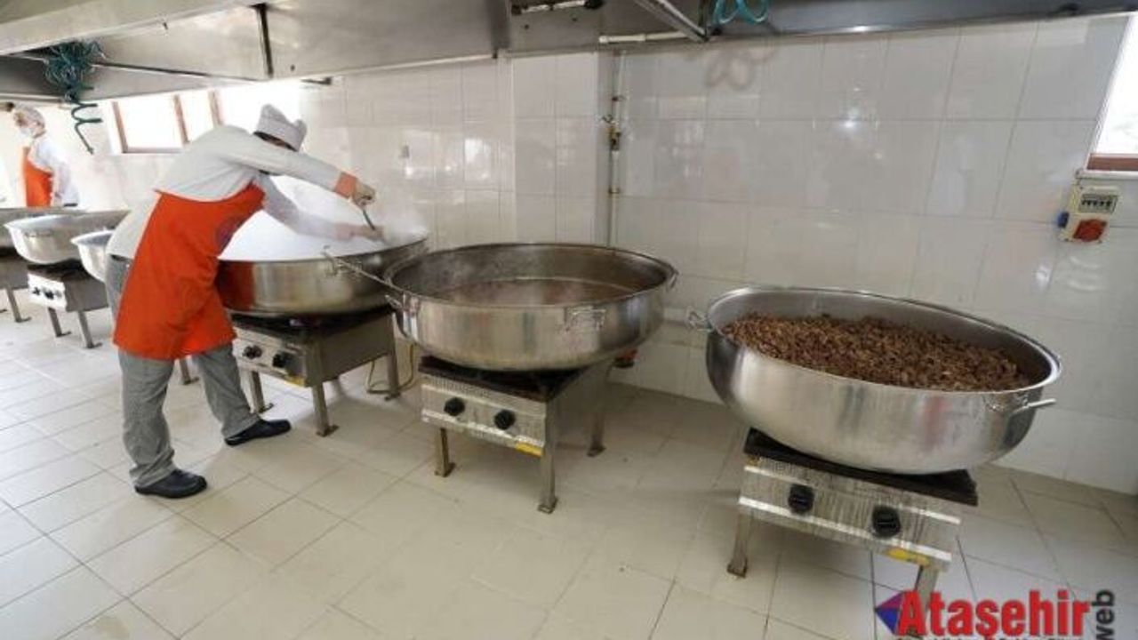 ÜSKÜDAR’DA DEV KAZANLAR 30 BİN KİŞİYE SICAK YEMEK İÇİN KAYNIYOR