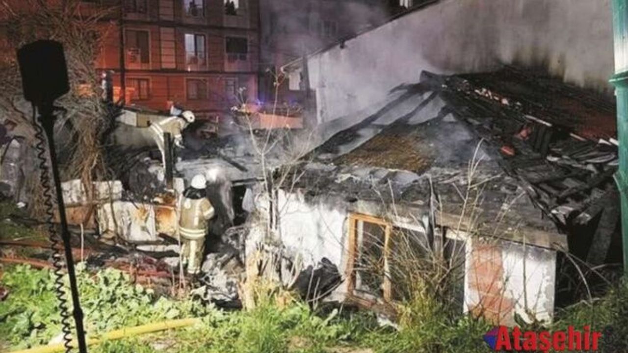 Ataşehir'de 2 gecekondu alev alev yandı