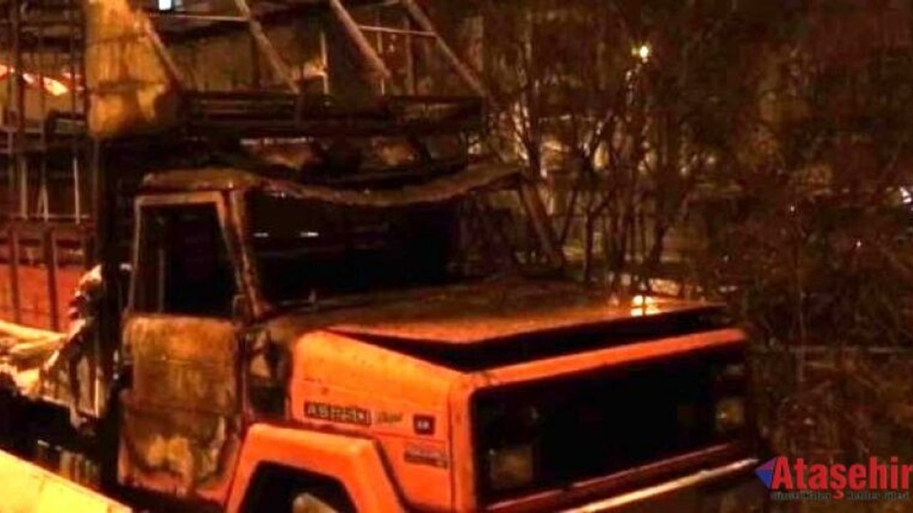 Ataşehir'de kamyonet alev alev yandı