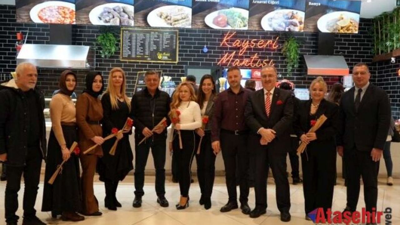 Ataşehir Kaymakamı Bekir Dınkırcı ve Yılmaz Vural kadınlara karanfil dağıttı.