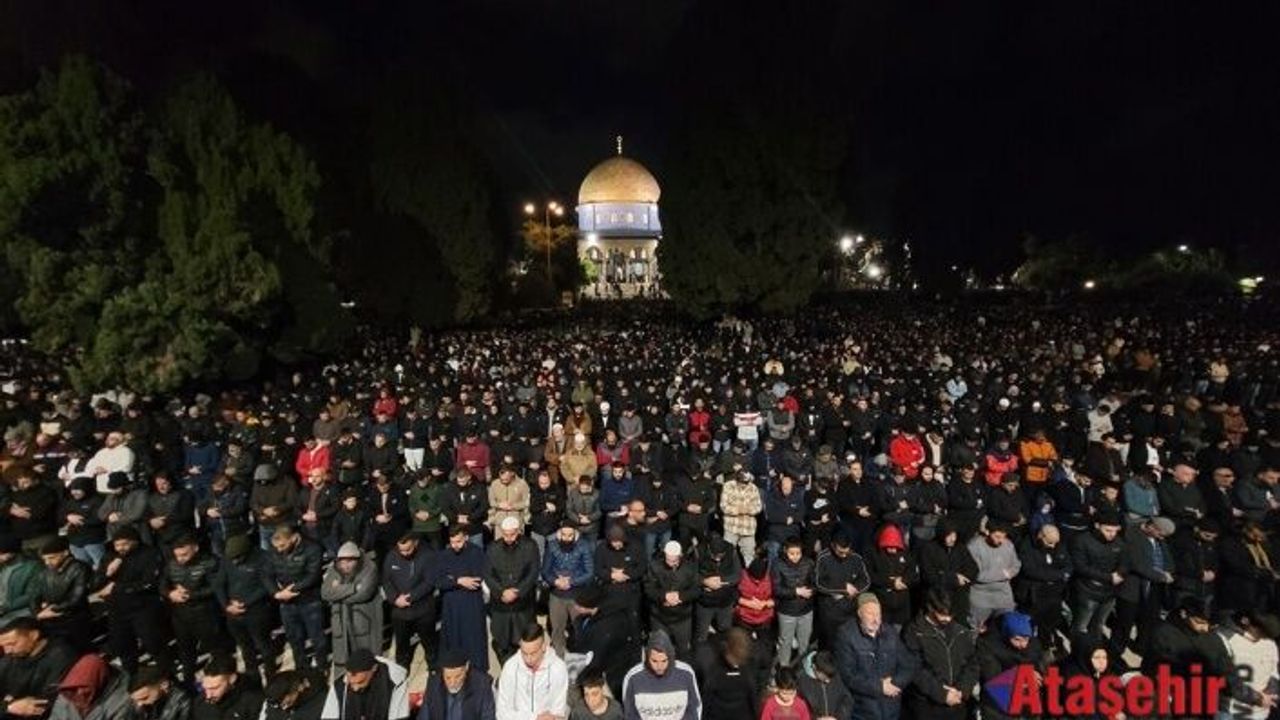 Mescid-i Aksa’da 90 bin kişi teravih namazı kıldı